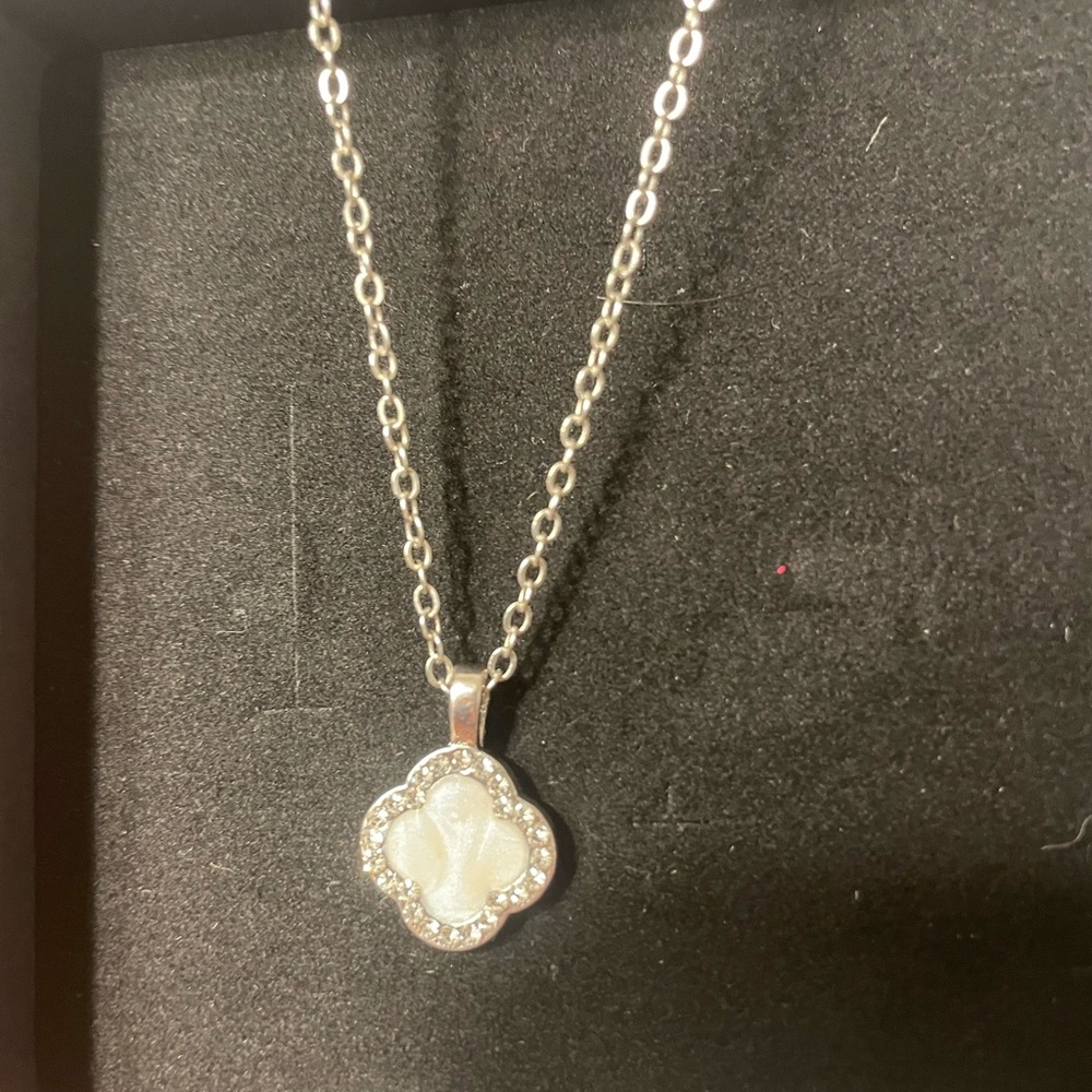 18in clover pendant silver necklace